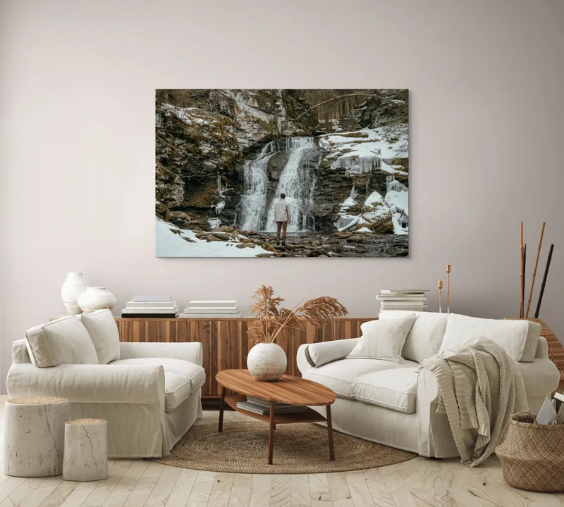 Tablou Canvas, "Om admira cascada înzăpezită iarna", Cascadă, Zăpadă, Gheață, Pădure, Roci, Figură Umană, Iarnă, Natură, Tranquilitate, Aventură, 150 x 100 cm – poza 3