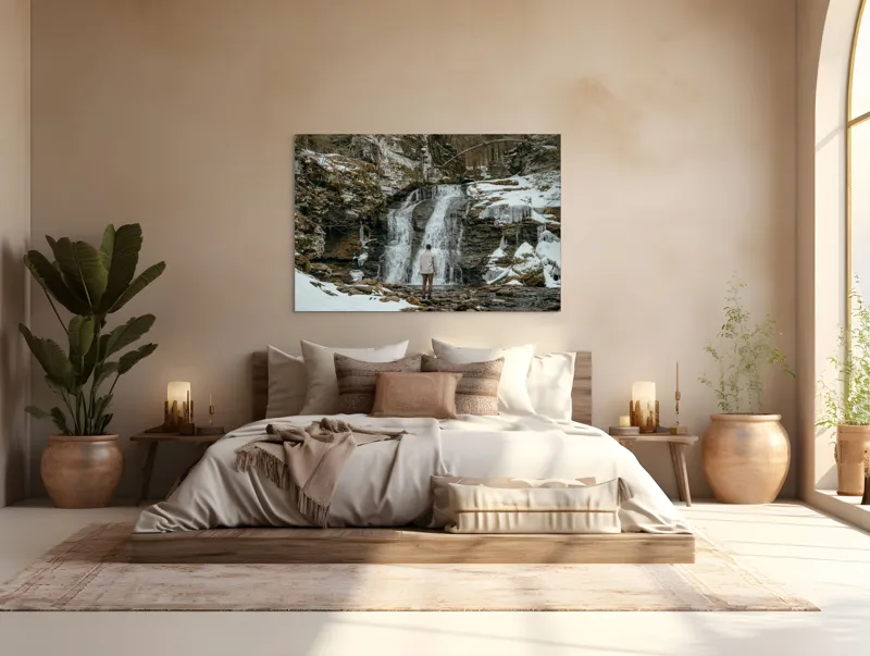 Tablou Canvas, "Om admira cascada înzăpezită iarna", Cascadă, Zăpadă, Gheață, Pădure, Roci, Figură Umană, Iarnă, Natură, Tranquilitate, Aventură, 150 x 100 cm – poza 4