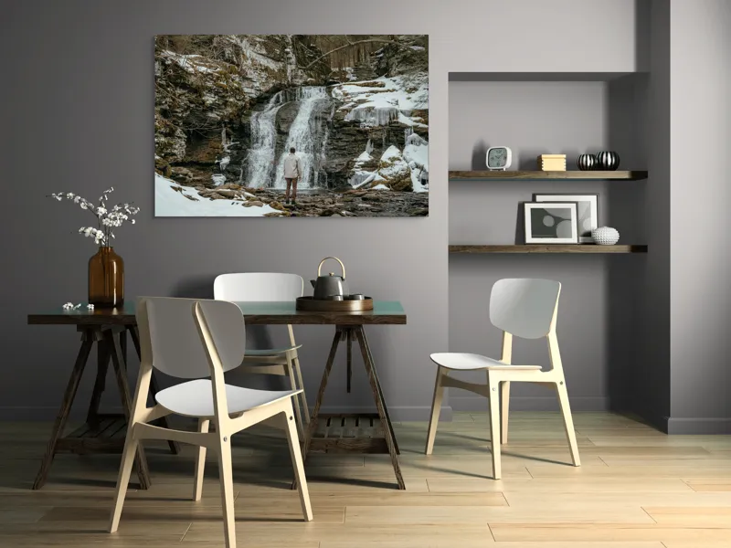 Tablou Canvas, "Om admira cascada înzăpezită iarna", Cascadă, Zăpadă, Gheață, Pădure, Roci, Figură Umană, Iarnă, Natură, Tranquilitate, Aventură, 150 x 100 cm – poza 5