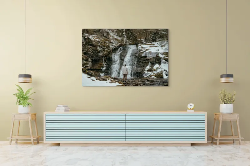 Tablou Canvas, "Om admira cascada înzăpezită iarna", Cascadă, Zăpadă, Gheață, Pădure, Roci, Figură Umană, Iarnă, Natură, Tranquilitate, Aventură, 150 x 100 cm – poza 6