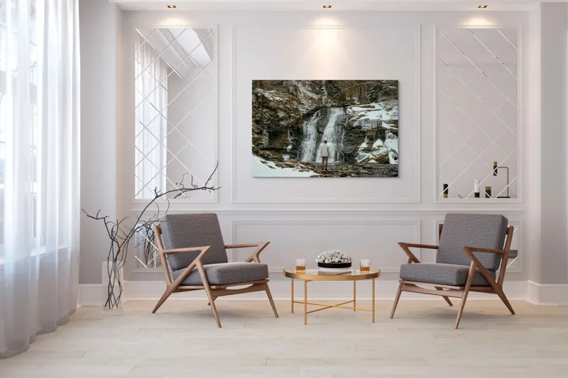 Tablou Canvas, "Om admira cascada înzăpezită iarna", Cascadă, Zăpadă, Gheață, Pădure, Roci, Figură Umană, Iarnă, Natură, Tranquilitate, Aventură, 150 x 100 cm – poza 7