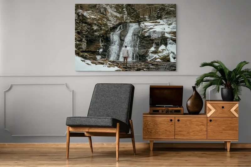 Tablou Canvas, "Om admira cascada înzăpezită iarna", Cascadă, Zăpadă, Gheață, Pădure, Roci, Figură Umană, Iarnă, Natură, Tranquilitate, Aventură, 150 x 100 cm – poza 8