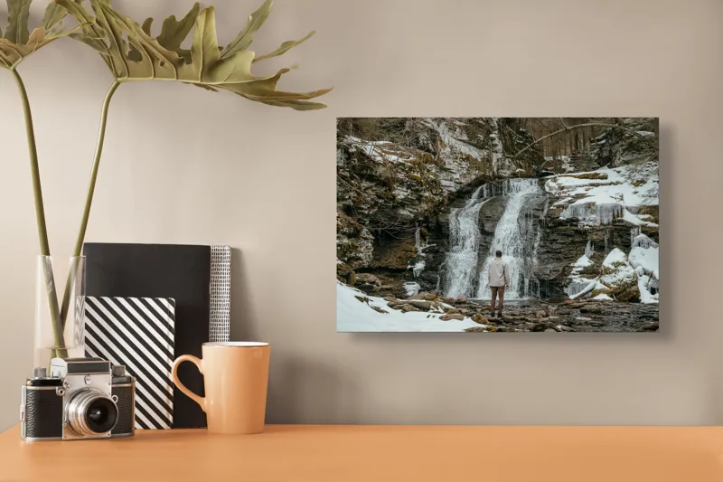 Tablou Canvas, "Om admira cascada înzăpezită iarna", Cascadă, Zăpadă, Gheață, Pădure, Roci, Figură Umană, Iarnă, Natură, Tranquilitate, Aventură, 39 x 26 cm – poza 3