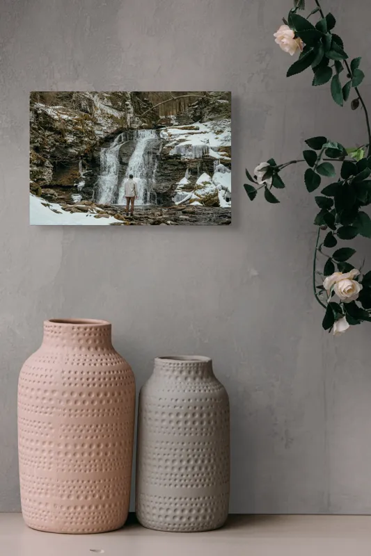 Tablou Canvas, "Om admira cascada înzăpezită iarna", Cascadă, Zăpadă, Gheață, Pădure, Roci, Figură Umană, Iarnă, Natură, Tranquilitate, Aventură, 39 x 26 cm – poza 4
