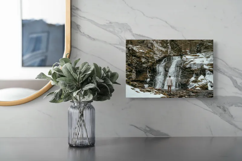 Tablou Canvas, "Om admira cascada înzăpezită iarna", Cascadă, Zăpadă, Gheață, Pădure, Roci, Figură Umană, Iarnă, Natură, Tranquilitate, Aventură, 39 x 26 cm – poza 5