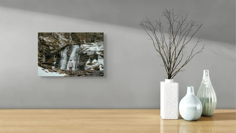 Tablou Canvas, "Om admira cascada înzăpezită iarna", Cascadă, Zăpadă, Gheață, Pădure, Roci, Figură Umană, Iarnă, Natură, Tranquilitate, Aventură, 39 x 26 cm – poza 8
