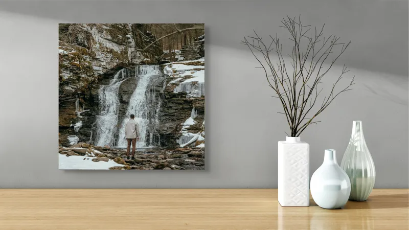 Tablou Canvas, "Om admira cascada înzăpezită iarna", Cascadă, Zăpadă, Gheață, Pădure, Roci, Figură Umană, Iarnă, Natură, Tranquilitate, Aventură, 50 x 50 cm – poza 3