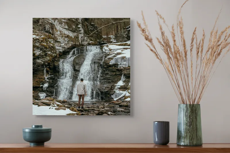 Tablou Canvas, "Om admira cascada înzăpezită iarna", Cascadă, Zăpadă, Gheață, Pădure, Roci, Figură Umană, Iarnă, Natură, Tranquilitate, Aventură, 50 x 50 cm – poza 4