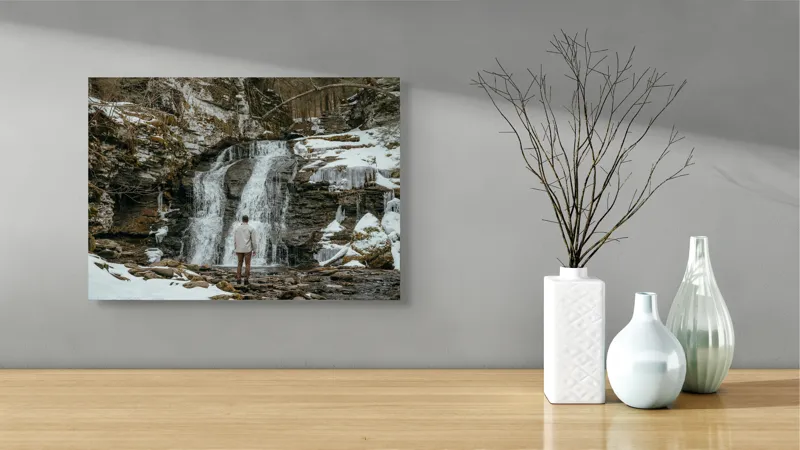 Tablou Canvas, "Om admira cascada înzăpezită iarna", Cascadă, Zăpadă, Gheață, Pădure, Roci, Figură Umană, Iarnă, Natură, Tranquilitate, Aventură, 54 x 39 cm – poza 3