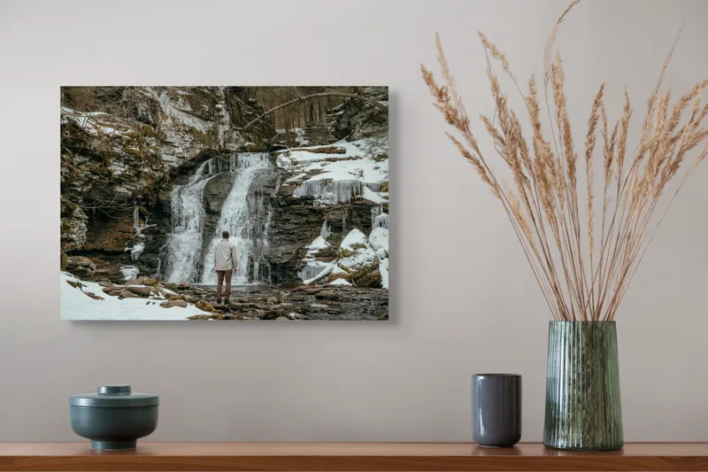 Tablou Canvas, "Om admira cascada înzăpezită iarna", Cascadă, Zăpadă, Gheață, Pădure, Roci, Figură Umană, Iarnă, Natură, Tranquilitate, Aventură, 54 x 39 cm – poza 4