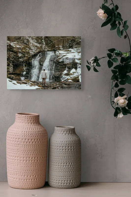 Tablou Canvas, "Om admira cascada înzăpezită iarna", Cascadă, Zăpadă, Gheață, Pădure, Roci, Figură Umană, Iarnă, Natură, Tranquilitate, Aventură, 54 x 39 cm – poza 8