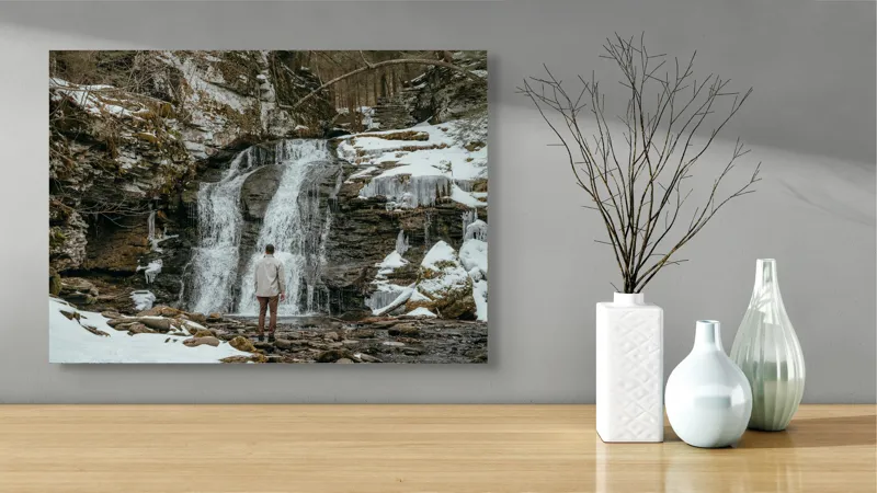 Tablou Canvas, "Om admira cascada înzăpezită iarna", Cascadă, Zăpadă, Gheață, Pădure, Roci, Figură Umană, Iarnă, Natură, Tranquilitate, Aventură, 70 x 50 cm – poza 3