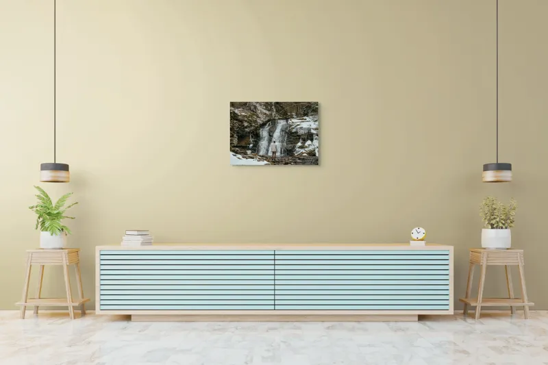 Tablou Canvas, "Om admira cascada înzăpezită iarna", Cascadă, Zăpadă, Gheață, Pădure, Roci, Figură Umană, Iarnă, Natură, Tranquilitate, Aventură, 70 x 50 cm – poza 7