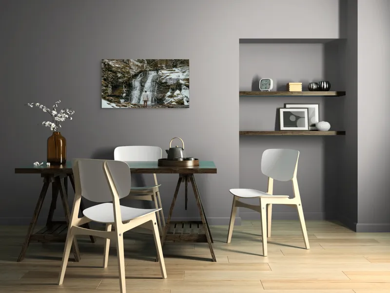 Tablou Canvas, "Om admira cascada înzăpezită iarna", Cascadă, Zăpadă, Gheață, Pădure, Roci, Figură Umană, Iarnă, Natură, Tranquilitate, Aventură, 90 x 50 cm – poza 3
