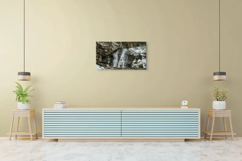 Tablou Canvas, "Om admira cascada înzăpezită iarna", Cascadă, Zăpadă, Gheață, Pădure, Roci, Figură Umană, Iarnă, Natură, Tranquilitate, Aventură, 90 x 50 cm – poza 5