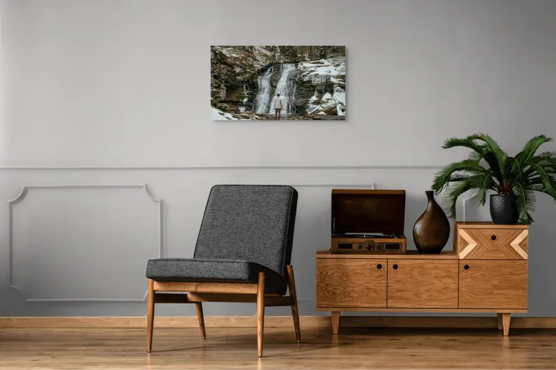 Tablou Canvas, "Om admira cascada înzăpezită iarna", Cascadă, Zăpadă, Gheață, Pădure, Roci, Figură Umană, Iarnă, Natură, Tranquilitate, Aventură, 90 x 50 cm – poza 6