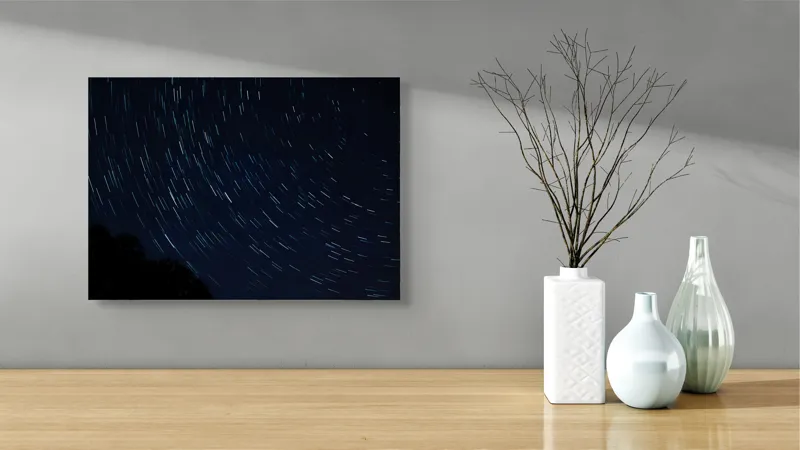 Tablou Canvas, "Cerul nopții în mișcare continuă", Stele, Cer, Noapte, Mișcare, Lumină, Pădure, Liniște, Mister, Univers, Infinit., 54 x 39 cm – poza 3