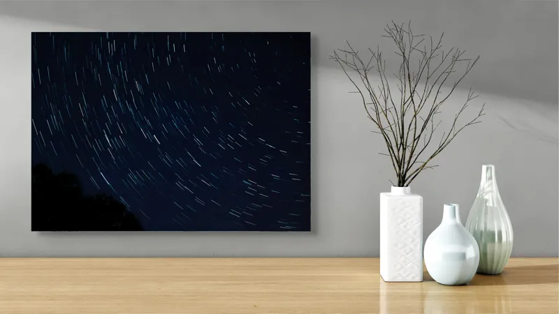 Tablou Canvas, "Cerul nopții în mișcare continuă", Stele, Cer, Noapte, Mișcare, Lumină, Pădure, Liniște, Mister, Univers, Infinit., 70 x 50 cm – poza 3