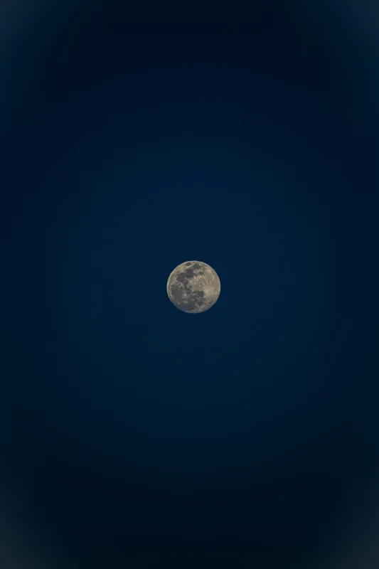 Tablou Canvas, "Luna strălucitoare pe cerul nopții", Lună, Cer, Noapte, Lumină, Mister, Serenitate, Univers, Pacea, 26 x 39 cm – poza 2