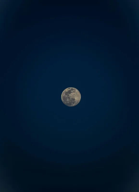 Tablou Canvas, "Luna strălucitoare pe cerul nopții", Lună, Cer, Noapte, Lumină, Mister, Serenitate, Univers, Pacea, 39 x 54 cm – poza 2
