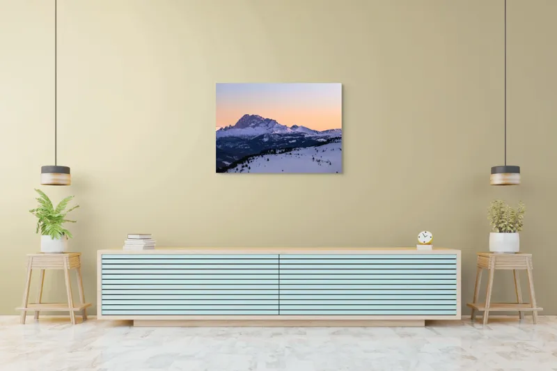 Tablou Canvas, "Răsărit peste munții înzăpeziți ai iernii", Munte, Zăpadă, Apus, Cer, Pădure, Liniște, Peisaj, Frumusețe, Natură, 100 x 70 cm – poza 4