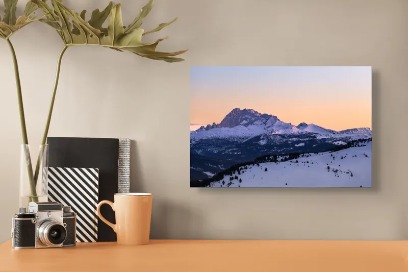 Tablou Canvas, "Răsărit peste munții înzăpeziți ai iernii", Munte, Zăpadă, Apus, Cer, Pădure, Liniște, Peisaj, Frumusețe, Natură, 39 x 26 cm – poza 3