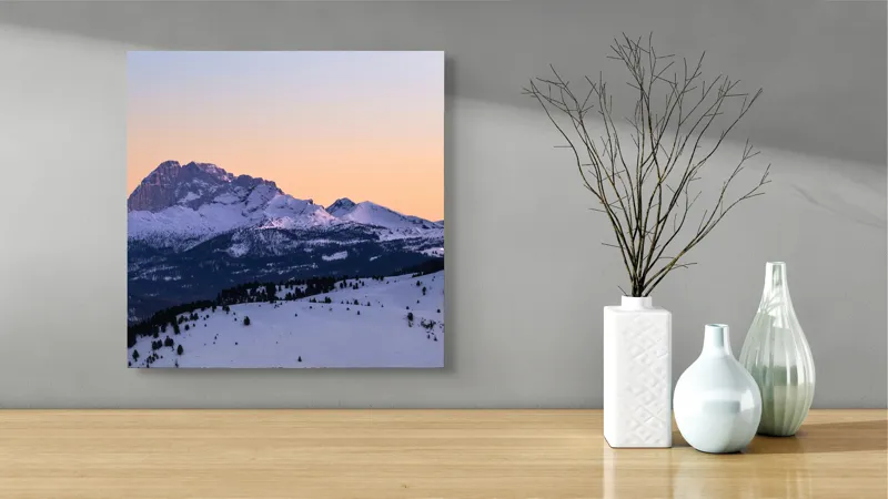 Tablou Canvas, "Răsărit peste munții înzăpeziți ai iernii", Munte, Zăpadă, Apus, Cer, Pădure, Liniște, Peisaj, Frumusețe, Natură, 50 x 50 cm – poza 3