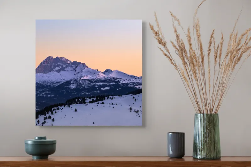 Tablou Canvas, "Răsărit peste munții înzăpeziți ai iernii", Munte, Zăpadă, Apus, Cer, Pădure, Liniște, Peisaj, Frumusețe, Natură, 50 x 50 cm – poza 4