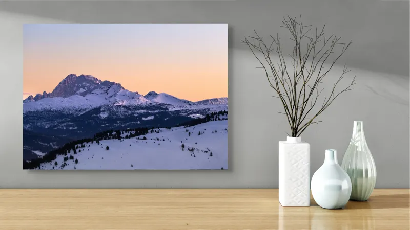 Tablou Canvas, "Răsărit peste munții înzăpeziți ai iernii", Munte, Zăpadă, Apus, Cer, Pădure, Liniște, Peisaj, Frumusețe, Natură, 70 x 50 cm – poza 3