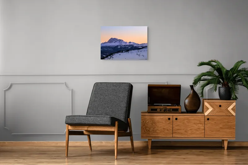 Tablou Canvas, "Răsărit peste munții înzăpeziți ai iernii", Munte, Zăpadă, Apus, Cer, Pădure, Liniște, Peisaj, Frumusețe, Natură, 70 x 50 cm – poza 4