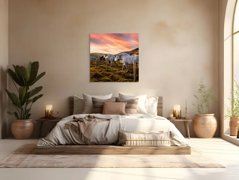 Tablou Canvas, "Cai în amurg pe dealuri sub cerceaf de apus", Calm, Peisaj, Căi, Asfințit, Cer, Munți, Gard, Paradis, Pășune, Frumusețe, 100 x 100 cm – poza 4