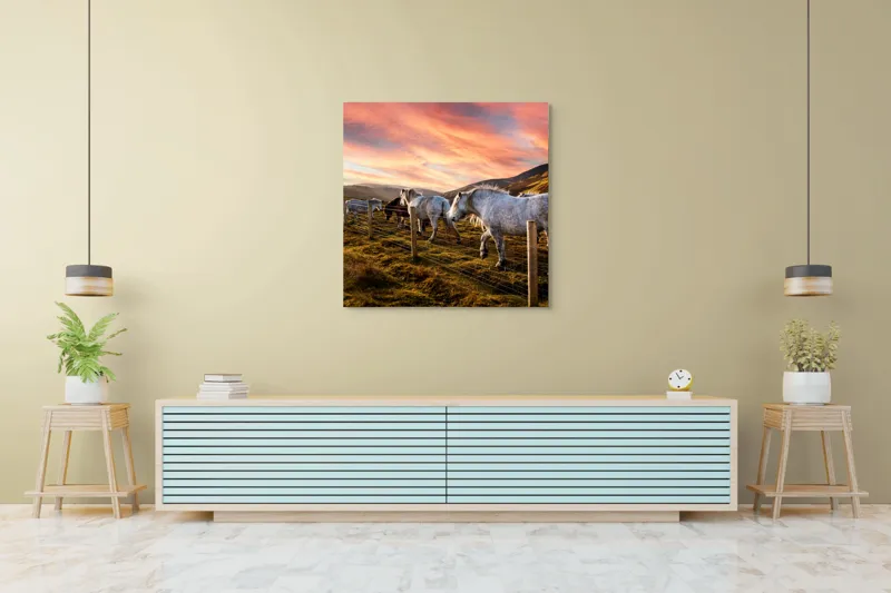 Tablou Canvas, "Cai în amurg pe dealuri sub cerceaf de apus", Calm, Peisaj, Căi, Asfințit, Cer, Munți, Gard, Paradis, Pășune, Frumusețe, 100 x 100 cm – poza 5