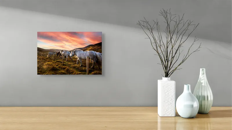 Tablou Canvas, "Cai în amurg pe dealuri sub cerceaf de apus", Calm, Peisaj, Căi, Asfințit, Cer, Munți, Gard, Paradis, Pășune, Frumusețe, 39 x 26 cm – poza 8