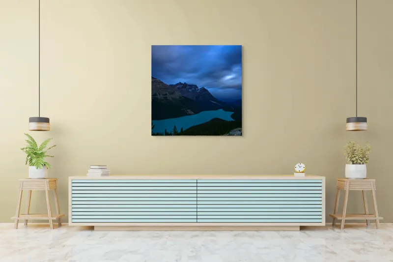 Tablou Canvas, "Lacul albastru sub cer înnorat", Mister, Albastru, Serenitate, Măreție, Natură, Pitoresc, Liniște, Dramatic, Impresionant, Pacificator, 100 x 100 cm – poza 5