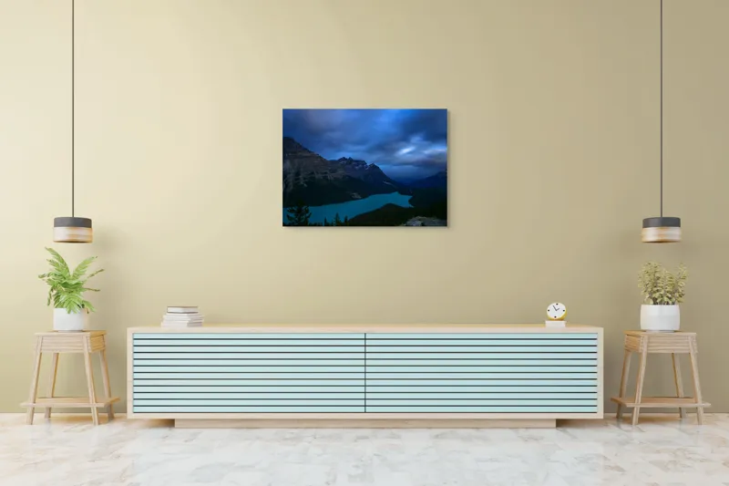 Tablou Canvas, "Lacul albastru sub cer înnorat", Mister, Albastru, Serenitate, Măreție, Natură, Pitoresc, Liniște, Dramatic, Impresionant, Pacificator, 100 x 70 cm – poza 4