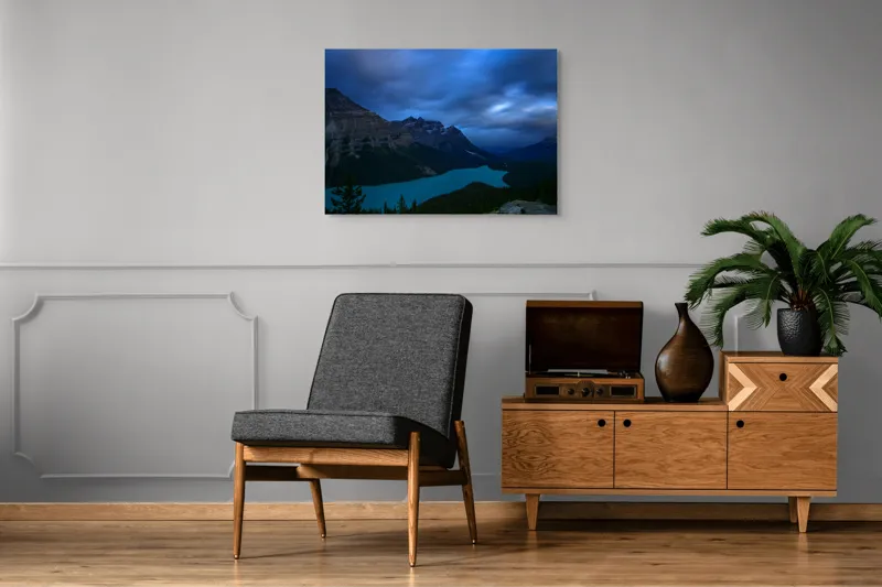 Tablou Canvas, "Lacul albastru sub cer înnorat", Mister, Albastru, Serenitate, Măreție, Natură, Pitoresc, Liniște, Dramatic, Impresionant, Pacificator, 100 x 70 cm – poza 8