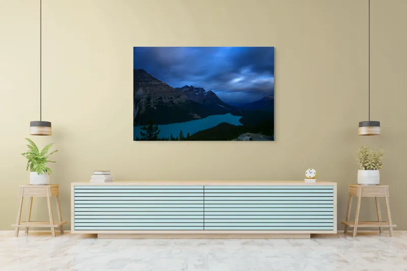 Tablou Canvas, "Lacul albastru sub cer înnorat", Mister, Albastru, Serenitate, Măreție, Natură, Pitoresc, Liniște, Dramatic, Impresionant, Pacificator, 150 x 100 cm – poza 6