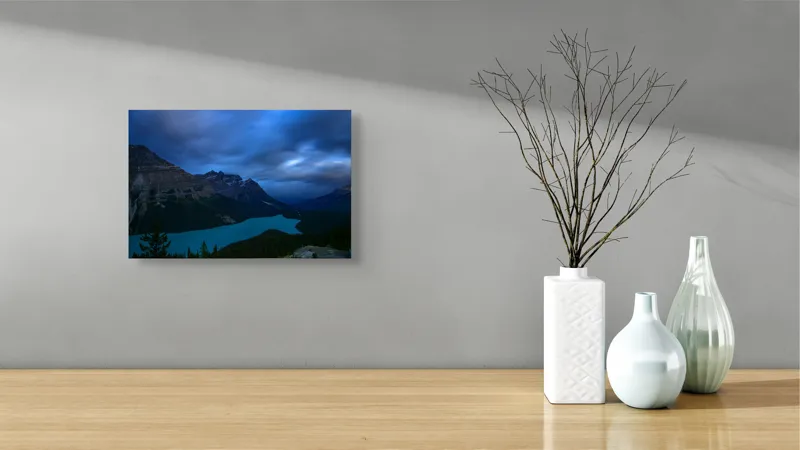 Tablou Canvas, "Lacul albastru sub cer înnorat", Mister, Albastru, Serenitate, Măreție, Natură, Pitoresc, Liniște, Dramatic, Impresionant, Pacificator, 39 x 26 cm – poza 8