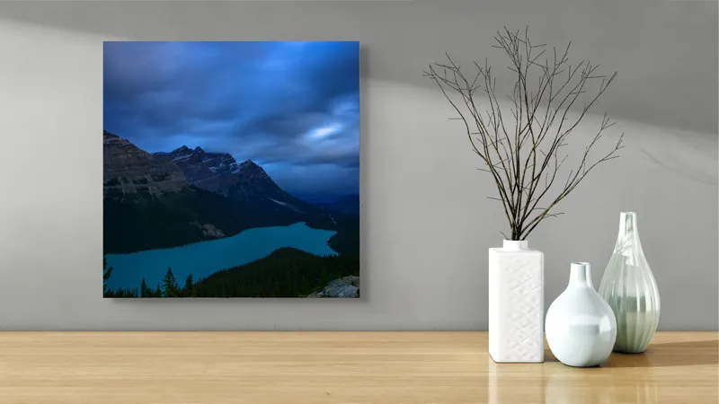 Tablou Canvas, "Lacul albastru sub cer înnorat", Mister, Albastru, Serenitate, Măreție, Natură, Pitoresc, Liniște, Dramatic, Impresionant, Pacificator, 50 x 50 cm – poza 3