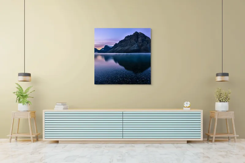 Tablou Canvas, "Reflexia munților în apa limpede", Serenitate, Reflecție, Munți, Apus, Liniște, Natură, 100 x 100 cm – poza 5