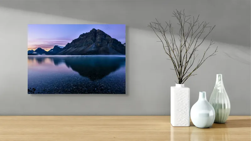 Tablou Canvas, "Reflexia munților în apa limpede", Serenitate, Reflecție, Munți, Apus, Liniște, Natură, 54 x 39 cm – poza 3