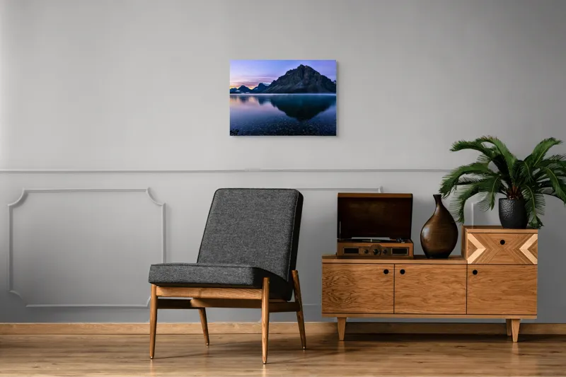 Tablou Canvas, "Reflexia munților în apa limpede", Serenitate, Reflecție, Munți, Apus, Liniște, Natură, 70 x 50 cm – poza 4