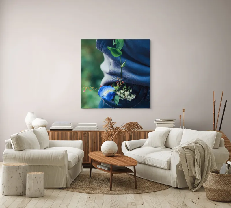 Tablou Canvas, "Floare albastră la brâu de blugi", Flori, Albastru, Blugi, Frunze, Natură, Eșarfă, Tandrețe, Casual, Verde, Detaliu, 100 x 100 cm – poza 3