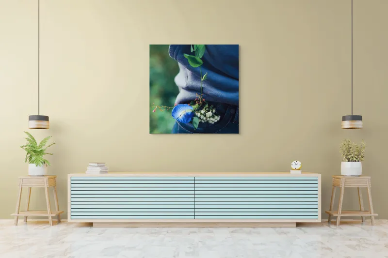 Tablou Canvas, "Floare albastră la brâu de blugi", Flori, Albastru, Blugi, Frunze, Natură, Eșarfă, Tandrețe, Casual, Verde, Detaliu, 100 x 100 cm – poza 5