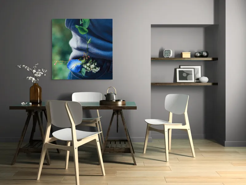 Tablou Canvas, "Floare albastră la brâu de blugi", Flori, Albastru, Blugi, Frunze, Natură, Eșarfă, Tandrețe, Casual, Verde, Detaliu, 100 x 100 cm – poza 6