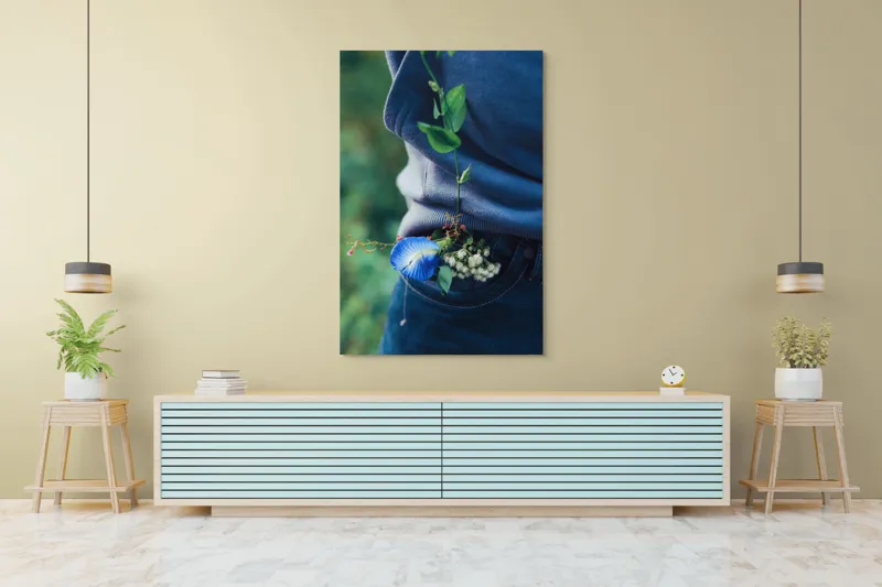 Tablou Canvas, "Floare albastră la brâu de blugi", Flori, Albastru, Blugi, Frunze, Natură, Eșarfă, Tandrețe, Casual, Verde, Detaliu, 100 x 150 cm – poza 4