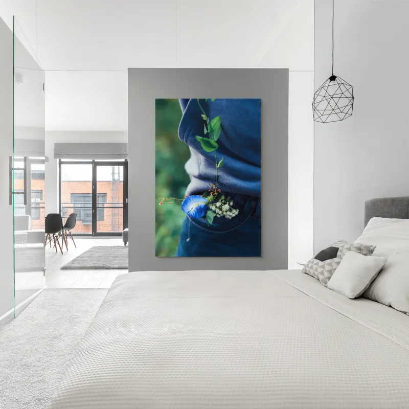 Tablou Canvas, "Floare albastră la brâu de blugi", Flori, Albastru, Blugi, Frunze, Natură, Eșarfă, Tandrețe, Casual, Verde, Detaliu, 100 x 150 cm – poza 5