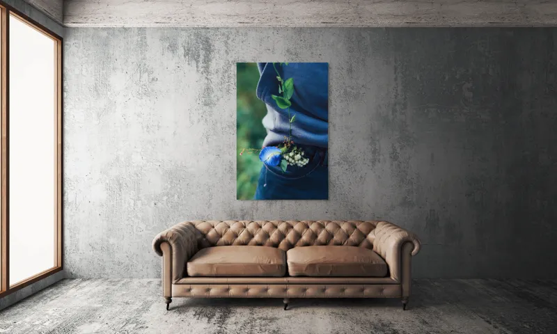 Tablou Canvas, "Floare albastră la brâu de blugi", Flori, Albastru, Blugi, Frunze, Natură, Eșarfă, Tandrețe, Casual, Verde, Detaliu, 100 x 150 cm – poza 6