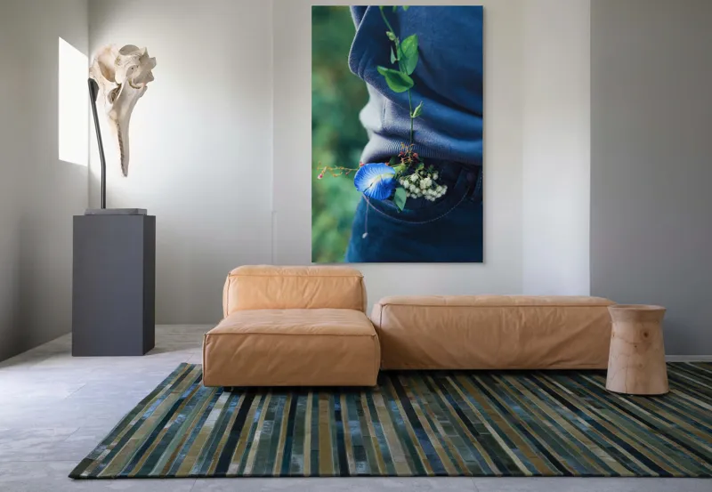 Tablou Canvas, "Floare albastră la brâu de blugi", Flori, Albastru, Blugi, Frunze, Natură, Eșarfă, Tandrețe, Casual, Verde, Detaliu, 100 x 150 cm – poza 7