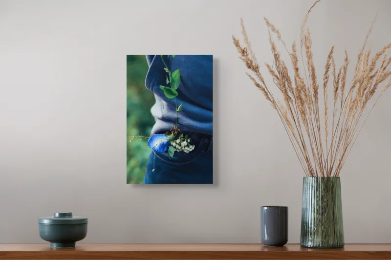 Tablou Canvas, "Floare albastră la brâu de blugi", Flori, Albastru, Blugi, Frunze, Natură, Eșarfă, Tandrețe, Casual, Verde, Detaliu, 26 x 39 cm – poza 5